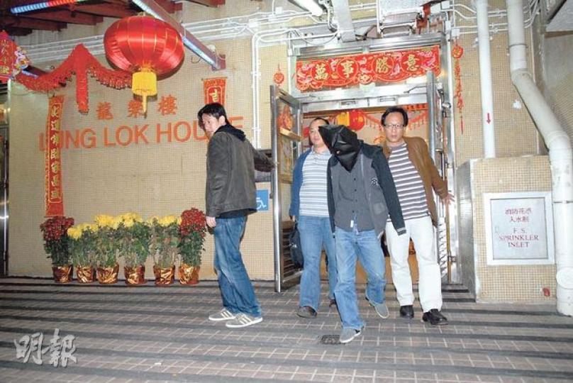 油尖警區重案組拘捕兩名男子,懷疑他們與至少11宗「飛線大盜」冒認信用卡卡主網上購物案有關,11名受害人損失逾70萬元,賊人犯案前更會「遙控飛線」,令發卡銀行無法聯絡受害人確認交易。圖為其中一名被捕者遭押返家。(伍浦鋒攝)(明報製圖) 油尖警區重案組拘捕兩名男子,懷疑他們與至少11宗「飛線大盜」冒認信用卡卡主網上購物案有關,11名受害人損失逾70萬元,賊人犯案前更會「遙控飛線」,令發卡銀行無法聯絡受害人確認交易。圖為其中一名被捕者遭押返家。(伍浦鋒攝)(明報製圖)