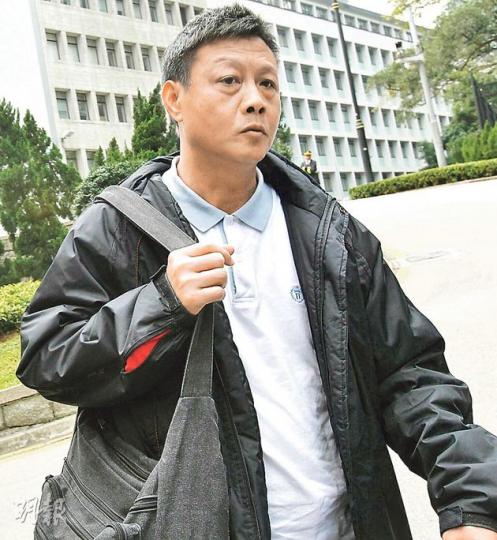 南丫四號輪機員(大偈)梁沛生昨出席海難聆訊,供稱海難一刻他正在駕駛艙協助監察海面情况,當見到海泰號從左舷方向高速駛近,他驚叫「嘩」一聲,但不知道船長周志偉當時有何反應。(李紹昌攝) 南丫四號輪機員(大偈)梁沛生昨出席海難聆訊,供稱海難一刻他正在駕駛艙協助監察海面情况,當見到海泰號從左舷方向高速駛近,他驚叫「嘩」一聲,但不知道船長周志偉當時有何反應。(李紹昌攝)