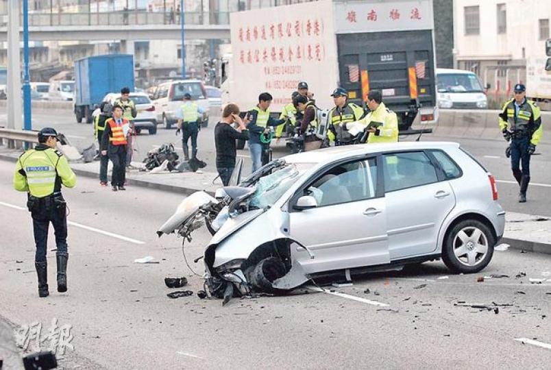 觀塘道奪命交通意外中,私家車高速撞向燈柱後車頭幾乎解體,引擎飛脫跌至逾20米外地方(左上警員檢視中的金屬物),司機送院後不治。(鍾炳然攝) 觀塘道奪命交通意外中,私家車高速撞向燈柱後車頭幾乎解體,引擎飛脫跌至逾20米外地方(左上警員檢視中的金屬物),司機送院後不治。(鍾炳然攝)