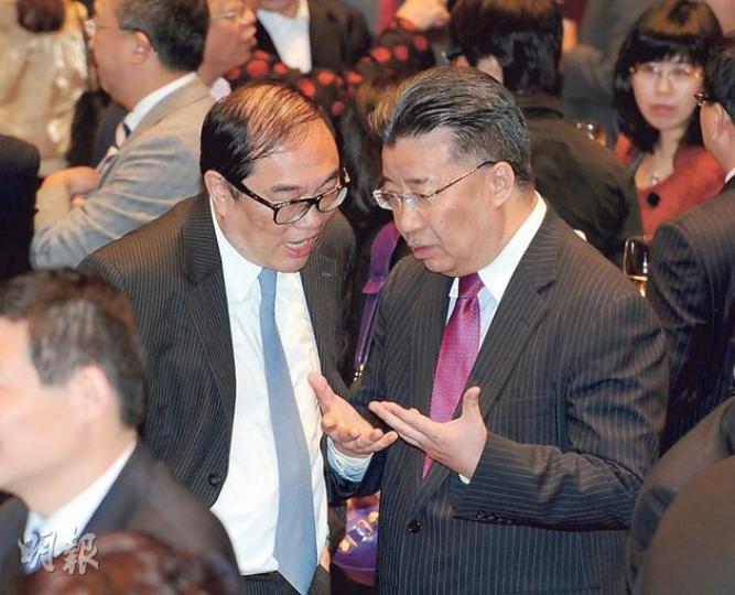 東方明珠石油副主席劉夢熊(右)雖然正受廉署調查,但昨日仍出席中聯辦新春酒會,不停與在場人士交流,亦未見有與會者刻意避開。圖為劉夢熊和全國政協委員戴希立(左)「咬耳仔」。(劉焌陶攝) 東方明珠石油副主席劉夢熊(右)雖然正受廉署調查,但昨日仍出席中聯辦新春酒會,不停與在場人士交流,亦未見有與會者刻意避開。圖為劉夢熊和全國政協委員戴希立(左)「咬耳仔」。(劉焌陶攝)