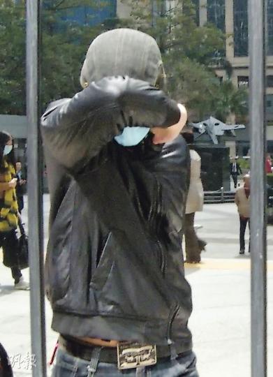 懷疑越柙案件中否認控罪的28歲被告張俊傑,昨離開法庭時欲避開記者拍攝。(陳倢朗攝) 懷疑越柙案件中否認控罪的28歲被告張俊傑,昨離開法庭時欲避開記者拍攝。(陳倢朗攝)