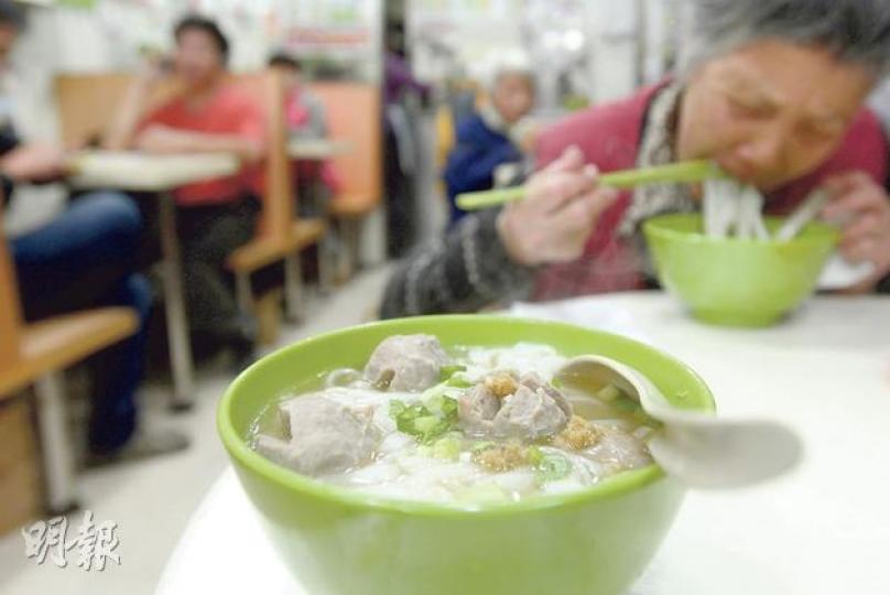 德園粥麵食館SARS期間各式粉麵減價至10元,圖中的牛丸河至近期才加價至18元。(余俊亮攝) 德園粥麵食館SARS期間各式粉麵減價至10元,圖中的牛丸河至近期才加價至18元。(余俊亮攝)