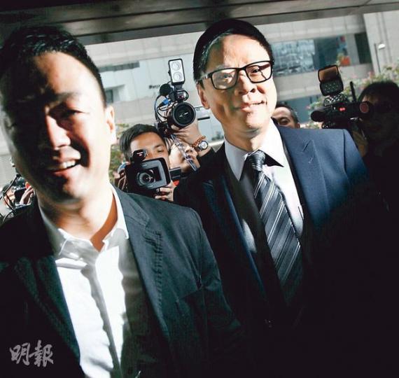 陳志雲(右)兩日來出入法院均有藝人好友王喜(左)陪伴,控辯雙方昨完成陳辭,案件將於下月裁決,陳志雲心情較首日聆訊更佳,除保持微笑,他在離開法院前亦不忘整理好領帶,方步出法院接受傳媒拍照。(李紹昌攝)叢培崑(圖)昨與陳志雲一同坐在犯人欄內應訊,但兩人在庭內沒有交談。案件昨完結後,陳、叢兩人與其律師團隊在同一房間內開會,其後叢先行離去。(李紹昌攝) 陳志雲(右)兩日來出入法院均有藝人好友王喜(左)陪伴,控辯雙方昨完成陳辭,案件將於下月裁決,陳志雲心情較首日聆訊更佳,除保持微笑,他在離開法院前亦不忘整理好領帶,方步出法院接受傳媒拍照。(李紹昌攝)叢培崑(圖)昨與陳志雲一同坐在犯人欄內應訊,但兩人在庭內沒有交談。案件昨完結後,陳、叢兩人與其律師團隊在同一房間內開會,其後叢先行離去。(李紹昌攝)