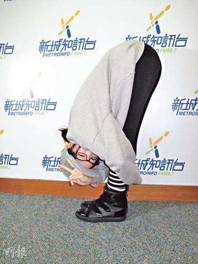 G.E.M.突然示範如何摺埋自己,十分搞笑!(攝影/記者﹕孫慧莊)G.E.M.(攝影/記者﹕孫慧莊) G.E.M.突然示範如何摺埋自己,十分搞笑!(攝影/記者﹕孫慧莊)G.E.M.(攝影/記者﹕孫慧莊)
