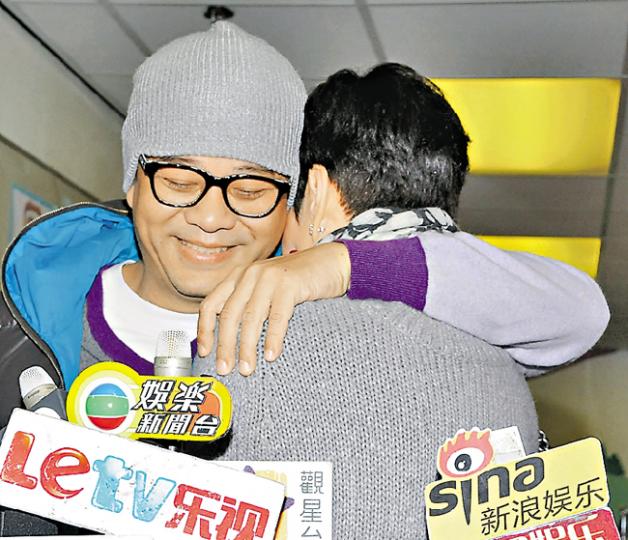 Bobby死過翻生,令太太傅潔嫻擔憂消瘦,他攬實太太表達感激。(攝影﹕孫華中)Bobby肉赤太太因自己入院嚇到面青,惜番啖補數。(攝影﹕孫華中)Bobby經歷大病,看到經理人及太太為自己心力交瘁,泣不成聲。(攝影﹕孫華中)住院個多星期的Bobby比以前消瘦不少,但精神甚佳,開心展示勝利手勢。(攝影﹕孫華中)歐陽震華終於康復出院,他步出特別病房時向在場傳媒鞠躬,多謝大家關心。(攝影﹕孫華中)Bobby答應太太以後生活要檢點,吃和玩不會太盡。(攝影﹕孫華中) Bobby死過翻生,令太太傅潔嫻擔憂消瘦,他攬實太太表達感激。(攝影﹕孫華中)Bobby肉赤太太因自己入院嚇到面青,惜番啖補數。(攝影﹕孫華中)Bobby經歷大病,看到經理人及太太為自己心力交瘁,泣不成聲。(攝影﹕孫華中)住院個多星期的Bobby比以前消瘦不少,但精神甚佳,開心展示勝利手勢。(攝影﹕孫華中)歐陽震華終於康復出院,他步出特別病房時向在場傳媒鞠躬,多謝大家關心。(攝影﹕孫華中)Bobby答應太太以後生活要檢點,吃和玩不會太盡。(攝影﹕孫華中)