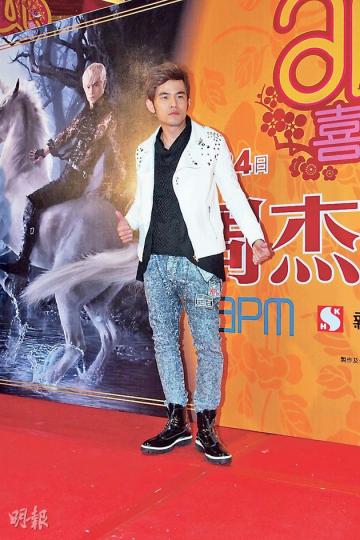 周杰倫深明好男不與女鬥這個道理。(攝影:梁迺楠) 瘋狂男歌迷舉起這個「雙J」字牌,卻未能吸引周杰倫的視線。(攝影:梁迺楠) 周杰倫深明好男不與女鬥這個道理。(攝影:梁迺楠) 瘋狂男歌迷舉起這個「雙J」字牌,卻未能吸引周杰倫的視線。(攝影:梁迺楠)
