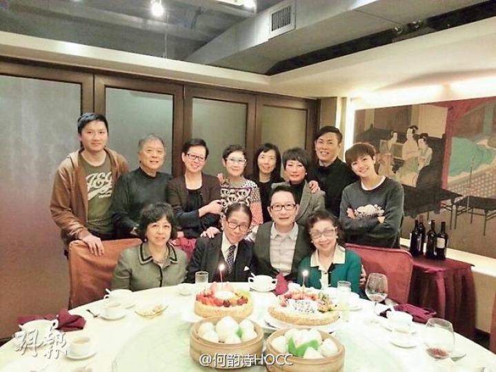 劉培基(前排右二)有一班好友慶祝生日,非常開心。(微博圖片) 伍詠薇獲老公陪伴砌金幣蛋糕。(微博圖片) 劉培基(前排右二)有一班好友慶祝生日,非常開心。(微博圖片) 伍詠薇獲老公陪伴砌金幣蛋糕。(微博圖片)
