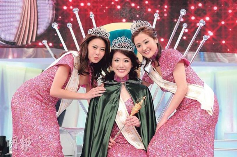 鄧佩儀(中)成為出爐華姐冠軍,亞軍陳楚寰(左)與季軍張名雅上前祝賀。(攝影:鍾偉茵、梁迺楠) 張名雅為爭獎搏到盡,自選服裝都刻意選比堅尼,可惜只得季軍。(攝影:鍾偉茵、梁迺楠) 馬國明獲封「筍盤」,吸引張名雅公開示愛成為焦點。(攝影:鍾偉茵、梁迺楠) 亞軍陳楚寰笑容甜笑,充滿自信,被問身體那部位吸引男性,她竟說全部,自信十足。(攝影:鍾偉茵、梁迺楠) 張名雅開場一襲谷胸晚裝勁騷5吋事業線,升Cup效果令人驚訝。(攝影:鍾偉茵、梁迺楠) 冠軍鄧佩儀淡定,賽前已被視為大熱門。(攝影:鍾偉茵、梁迺楠) 鄧佩儀(中)成為出爐華姐冠軍,亞軍陳楚寰(左)與季軍張名雅上前祝賀。(攝影:鍾偉茵、梁迺楠) 張名雅為爭獎搏到盡,自選服裝都刻意選比堅尼,可惜只得季軍。(攝影:鍾偉茵、梁迺楠) 馬國明獲封「筍盤」,吸引張名雅公開示愛成為焦點。(攝影:鍾偉茵、梁迺楠) 亞軍陳楚寰笑容甜笑,充滿自信,被問身體那部位吸引男性,她竟說全部,自信十足。(攝影:鍾偉茵、梁迺楠) 張名雅開場一襲谷胸晚裝勁騷5吋事業線,升Cup效果令人驚訝。(攝影:鍾偉茵、梁迺楠) 冠軍鄧佩儀淡定,賽前已被視為大熱門。(攝影:鍾偉茵、梁迺楠)