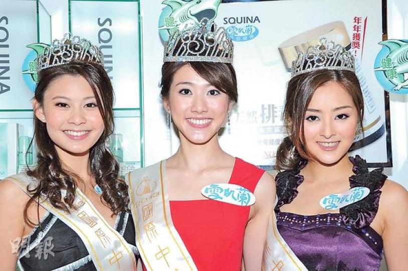 陳楚寰(左起)、鄧佩儀及張名雅昨日繼續領獎,大家睇真些,陳楚寰的后冠是否少了張名雅一圈鑽石?(攝影/記者:鍾偉茵) 陳楚寰(左起)、鄧佩儀及張名雅昨日繼續領獎,大家睇真些,陳楚寰的后冠是否少了張名雅一圈鑽石?(攝影/記者:鍾偉茵)