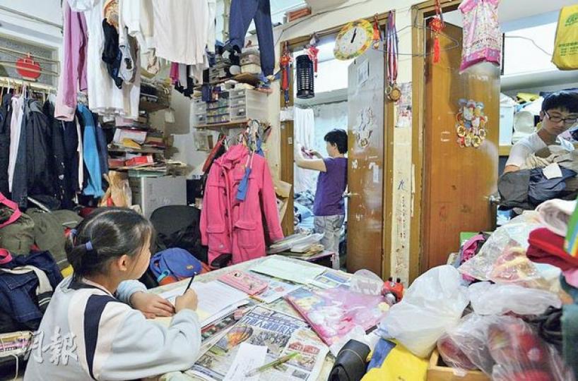 胡女士一家四口以月租7000元,租住灣仔一個約300呎的舊樓單位8年,慨嘆預算案並無有效方案幫助「N無人士」,她期望政府可盡快助他們上公屋,減輕租金壓力及改善生活環境。(鄧宗弘攝) 胡女士一家四口以月租7000元,租住灣仔一個約300呎的舊樓單位8年,慨嘆預算案並無有效方案幫助「N無人士」,她期望政府可盡快助他們上公屋,減輕租金壓力及改善生活環境。(鄧宗弘攝)