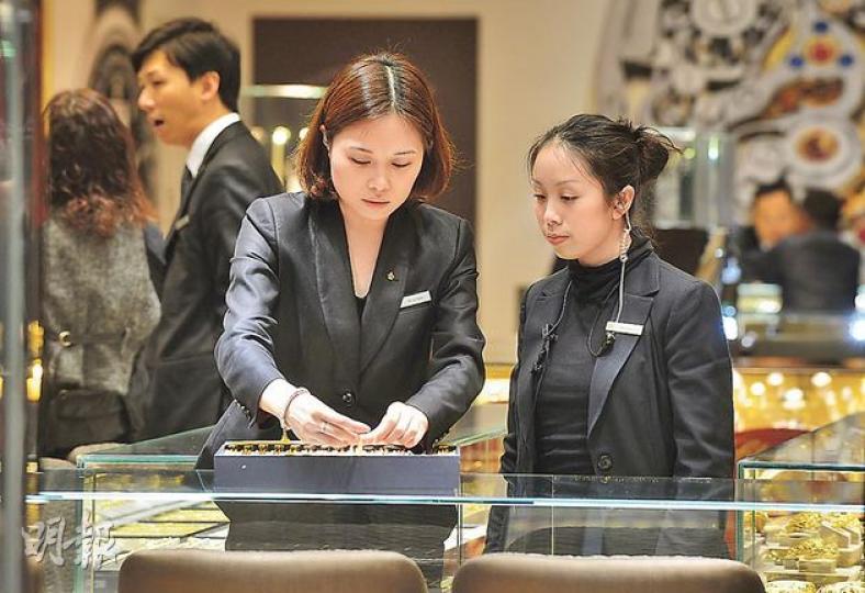 政府會就零售業的人手需要,成立「零售業人力發展專責小組」,擬邀請珠寶、電子業界等持份者參與,研究培訓人手等人力供求問題,並提出改善勞動力短缺的具體建議。(鄧宗弘攝) 政府會就零售業的人手需要,成立「零售業人力發展專責小組」,擬邀請珠寶、電子業界等持份者參與,研究培訓人手等人力供求問題,並提出改善勞動力短缺的具體建議。(鄧宗弘攝)