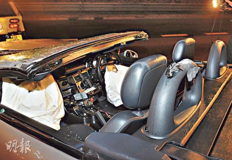 荃灣路醉駕車禍,失事平治開篷跑車翻轉滑行,擋風玻璃支柱壓歪,女乘客頭部磨地受傷,其椅背防滾架磨地時亦損毁。(蔡方山攝) 荃灣路醉駕車禍,失事平治開篷跑車翻轉滑行,擋風玻璃支柱壓歪,女乘客頭部磨地受傷,其椅背防滾架磨地時亦損毁。(蔡方山攝)