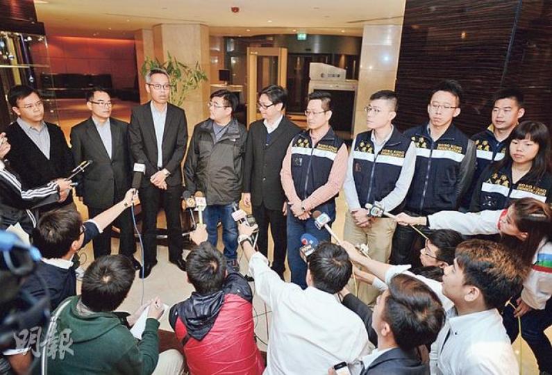 政府入境處人員、警方災難應變小姐、法醫官、政府化驗師等陸續抵達開羅,在死難者家屬所住酒店集合,商討如何盡快協助家屬辨認遺體。(盧翊銘攝)有埃及少女對熱氣球爆炸慘劇深表哀痛,特意前往家屬下榻的酒店把親手書寫的明信片交給傳媒,希望轉交家屬以示安慰。(盧翊銘攝)自由身攝影師Michel拍下發生爆炸慘劇的Sky Cruise熱氣球升空情况,可見當時包括9名香港團友在內的21人擠在狹窄藤籃內,加熱用的火焰就在他們頭頂上。有消防專家指此熱氣球安全情况不理想,因載人籃太擠迫,建議應改用不易燃物料如金屬造載人籃 政府入境處人員、警方災難應變小姐、法醫官、政府化驗師等陸續抵達開羅,在死難者家屬所住酒店集合,商討如何盡快協助家屬辨認遺體。(盧翊銘攝)有埃及少女對熱氣球爆炸慘劇深表哀痛,特意前往家屬下榻的酒店把親手書寫的明信片交給傳媒,希望轉交家屬以示安慰。(盧翊銘攝)自由身攝影師Michel拍下發生爆炸慘劇的Sky Cruise熱氣球升空情况,可見當時包括9名香港團友在內的21人擠在狹窄藤籃內,加熱用的火焰就在他們頭頂上。有消防專家指此熱氣球安全情况不理想,因載人籃太擠迫,建議應改用不易燃物料如金屬造載人籃