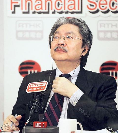 財政司長曾俊華(圖)自言是「中產」,有學者表示,除了用收入計算界定何謂中產,也有以職業等來界定。(李紹昌攝) 財政司長曾俊華(圖)自言是「中產」,有學者表示,除了用收入計算界定何謂中產,也有以職業等來界定。(李紹昌攝)