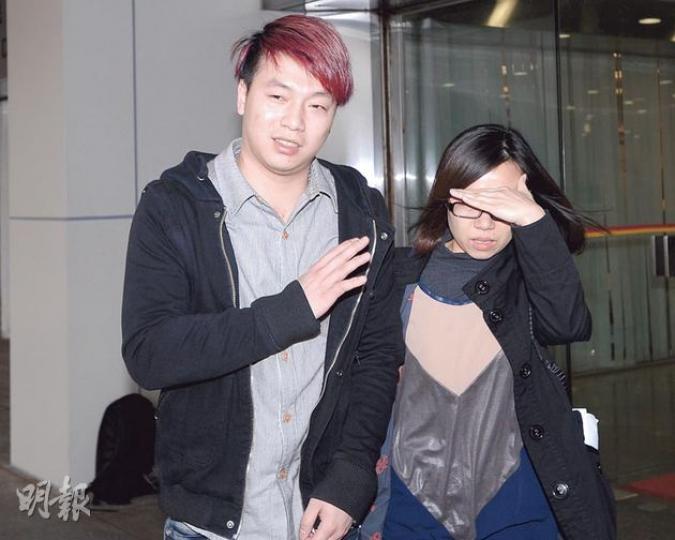 龔善誠(左)當日與女友張智美手拖手逃生,卻因為大廈斷電失散,最終女友喪生,二人陰陽相隔。他昨在胞姐(右)陪同下離開法院。(葉家豪攝) 龔善誠(左)當日與女友張智美手拖手逃生,卻因為大廈斷電失散,最終女友喪生,二人陰陽相隔。他昨在胞姐(右)陪同下離開法院。(葉家豪攝)