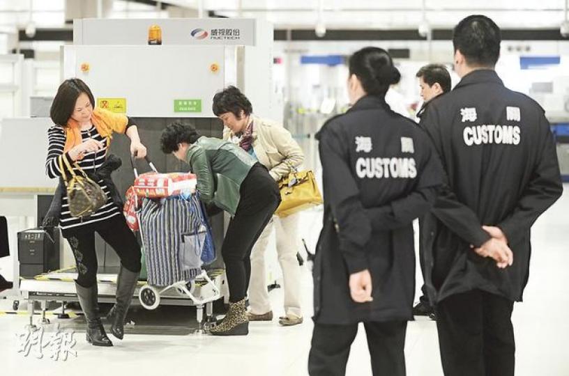 海關於9個出入境口岸加設X光機及抽調人手檢查旅客行李。圖為落馬洲支線口岸關員以X光機檢查持大件行李過境的旅客,以了解行李中有否超額奶粉。(余俊亮攝) 海關於9個出入境口岸加設X光機及抽調人手檢查旅客行李。圖為落馬洲支線口岸關員以X光機檢查持大件行李過境的旅客,以了解行李中有否超額奶粉。(余俊亮攝)