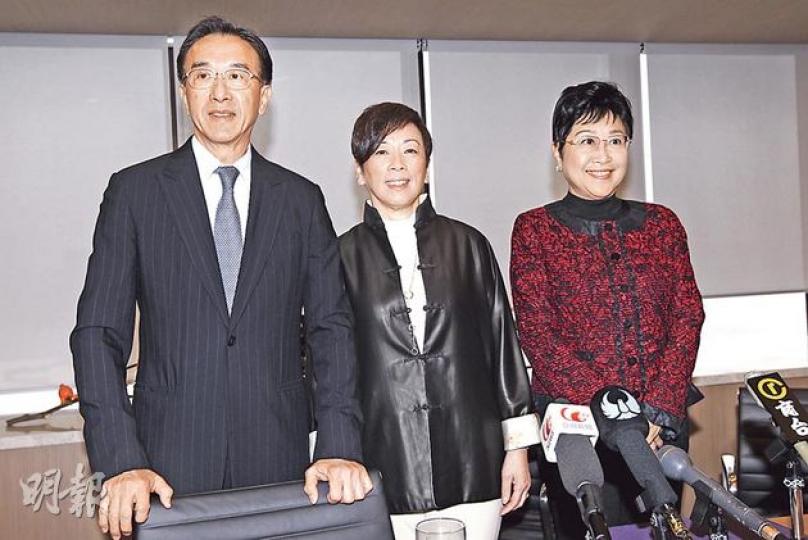 身兼全國政協委員的自由黨榮譽主席田北俊(左),建議由政府在深圳「買位」,為雙非學童在深圳提供「港式」教育,紓緩北區學額不足問題。旁為黨主席周梁淑怡(中),以及身兼港區人代的榮譽主席劉健儀(右)。(李紹昌攝) 身兼全國政協委員的自由黨榮譽主席田北俊(左),建議由政府在深圳「買位」,為雙非學童在深圳提供「港式」教育,紓緩北區學額不足問題。旁為黨主席周梁淑怡(中),以及身兼港區人代的榮譽主席劉健儀(右)。(李紹昌攝)
