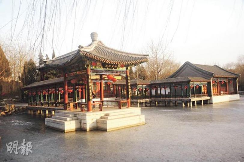 大觀園是《後宮甄嬛傳》劇中的圓明園,夕陽映照湖面特別美麗。(水京攝)作為甄嬛居所的碧桐書院(即大觀園的怡紅院)很有眼熟之感。(水京攝)劇中甄嬛與果郡王生母舒太妃相見之地,是牡丹園旁的一個小院子,現是戒台寺寺方辦公處。(水京攝)甄嬛曾在戒台殿內抹地時遇上皇后來祈福。(水京攝)劇中坐這寶座的是雍正帝,現在是《紅樓夢》賈元春的蠟像。(水京攝)戒台寺這口大鐘的鐘聲據說可傳至北京城內。(水京攝)戒台寺是全國重點文物保護單位,設「天下第一壇」。(水京攝)劇中皇后禮佛,以素淨的蘅蕪苑作其宮室相當配合。(水京攝 大觀園是《後宮甄嬛傳》劇中的圓明園,夕陽映照湖面特別美麗。(水京攝)作為甄嬛居所的碧桐書院(即大觀園的怡紅院)很有眼熟之感。(水京攝)劇中甄嬛與果郡王生母舒太妃相見之地,是牡丹園旁的一個小院子,現是戒台寺寺方辦公處。(水京攝)甄嬛曾在戒台殿內抹地時遇上皇后來祈福。(水京攝)劇中坐這寶座的是雍正帝,現在是《紅樓夢》賈元春的蠟像。(水京攝)戒台寺這口大鐘的鐘聲據說可傳至北京城內。(水京攝)戒台寺是全國重點文物保護單位,設「天下第一壇」。(水京攝)劇中皇后禮佛,以素淨的蘅蕪苑作其宮室相當配合。(水京攝
