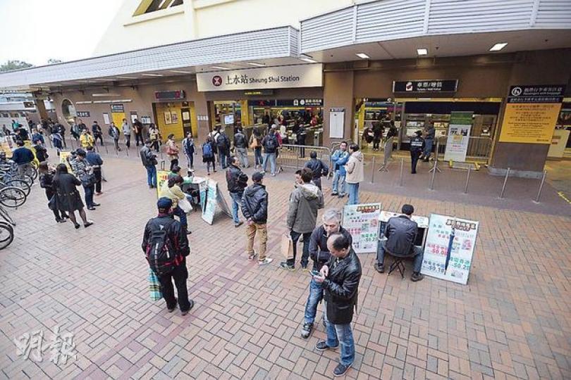 限帶奶粉新例實施第二日,上水火車站外水貨客明顯減少。(葉家豪攝)上水港鐵站外,昨未見有攜帶大量奶粉過關的水貨客,他們轉攻其他商品,包括一箱箱的紅酒和嬰兒紙尿片等。(葉家豪攝)(明報製圖) 限帶奶粉新例實施第二日,上水火車站外水貨客明顯減少。(葉家豪攝)上水港鐵站外,昨未見有攜帶大量奶粉過關的水貨客,他們轉攻其他商品,包括一箱箱的紅酒和嬰兒紙尿片等。(葉家豪攝)(明報製圖)