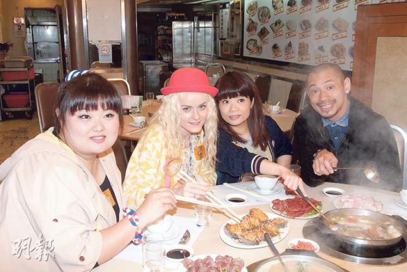 美食當前,「肥妹小寶」陳嘉佳(左起)、「鬼妹」陳明恩、小儀及金剛又豈能忍口!(攝影/記者:梁迺楠) 美食當前,「肥妹小寶」陳嘉佳(左起)、「鬼妹」陳明恩、小儀及金剛又豈能忍口!(攝影/記者:梁迺楠)