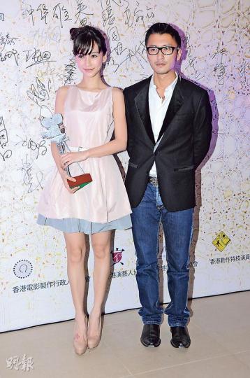 Angelababy臨時獲大會頒發「專業眼中最具魅力女演員獎」,與謝霆鋒同獲殊榮。(攝影:鍾偉茵、孫華中)毛舜筠贏得「電影傑出表現女演員」,鄭中基開心吻賀。(微博圖片)馬國明被幕後工作人員認同,感動落淚,楊怡幫他抹淚。(攝影:鍾偉茵、孫華中)楊千嬅希望《春嬌與志明》系列能拍第3集。(攝影:鍾偉茵、孫華中)溫碧霞穿色彩鮮艷性感低胸裝赴會搶鏡。(攝影:鍾偉茵、孫華中)G.E.M.奪得「音樂傑出表現女歌手」,她笑言大個女懂得照顧別人。(攝影:鍾偉茵、孫華中)(明報製圖) Angelababy臨時獲大會頒發「專業眼中最具魅力女演員獎」,與謝霆鋒同獲殊榮。(攝影:鍾偉茵、孫華中)毛舜筠贏得「電影傑出表現女演員」,鄭中基開心吻賀。(微博圖片)馬國明被幕後工作人員認同,感動落淚,楊怡幫他抹淚。(攝影:鍾偉茵、孫華中)楊千嬅希望《春嬌與志明》系列能拍第3集。(攝影:鍾偉茵、孫華中)溫碧霞穿色彩鮮艷性感低胸裝赴會搶鏡。(攝影:鍾偉茵、孫華中)G.E.M.奪得「音樂傑出表現女歌手」,她笑言大個女懂得照顧別人。(攝影:鍾偉茵、孫華中)(明報製圖)