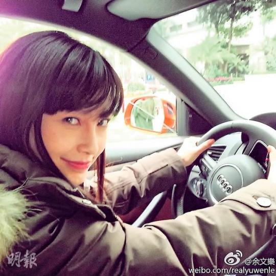 Baby拍廣告之餘,體險駕駛樂趣。(微博圖片) Baby拍廣告之餘,體險駕駛樂趣。(微博圖片)
