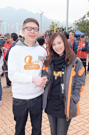 戚黛黛(右)昨日見到舊公司亞視的高層葉家寶(左)握手合照,認真大方。(攝影/記者:林祖傑)黃婉曼以密實Look參加「公益金新界區百萬行」,難道是怕旁人只顧望她的身材而沒心機行?(攝影/記者:林祖傑) 戚黛黛(右)昨日見到舊公司亞視的高層葉家寶(左)握手合照,認真大方。(攝影/記者:林祖傑)黃婉曼以密實Look參加「公益金新界區百萬行」,難道是怕旁人只顧望她的身材而沒心機行?(攝影/記者:林祖傑)