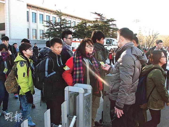 記者一早到廣場外等候,等候大半個小時終可入場。圖為入場時工作人員檢查記者證件。(明報記者攝) 記者一早到廣場外等候,等候大半個小時終可入場。圖為入場時工作人員檢查記者證件。(明報記者攝)