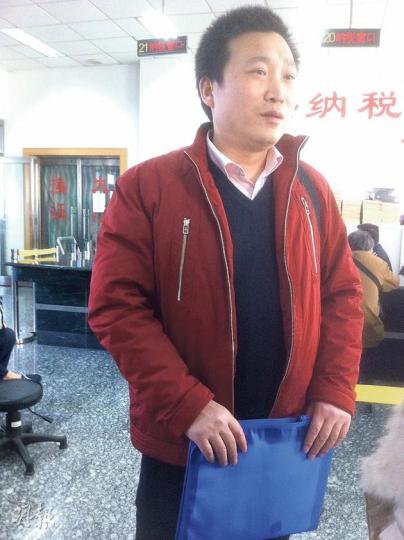 北京市民王先生稱,周末聽聞新國五條後頗擔心,未知何時會出台細則,故趕緊於昨日往房產交易中心辦理買樓手續,以免日後交更多的稅。(陳子凌攝)二手房交易者急於在政策正式執行前盡快完成交易,記者昨天在北京東城區房地產交易中心看到,室內人頭攢動,各窗口擠滿前來詢問新規及提前過戶的市民。(陳子凌攝) 北京市民王先生稱,周末聽聞新國五條後頗擔心,未知何時會出台細則,故趕緊於昨日往房產交易中心辦理買樓手續,以免日後交更多的稅。(陳子凌攝)二手房交易者急於在政策正式執行前盡快完成交易,記者昨天在北京東城區房地產交易中心看到,室內人頭攢動,各窗口擠滿前來詢問新規及提前過戶的市民。(陳子凌攝)