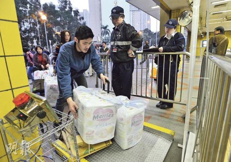 自從限帶奶粉法例上周五生效後,上水港鐵站外水貨客明顯減少,不少人改為運送尿片北上。(鄧宗弘攝) 自從限帶奶粉法例上周五生效後,上水港鐵站外水貨客明顯減少,不少人改為運送尿片北上。(鄧宗弘攝)