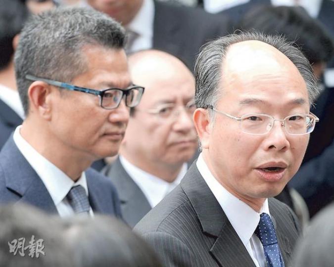 機電署長陳帆(右)昨出席公開活動後表示,署方將檢討沿用3年的升降機承辦商記分制,並嚴肅考慮是否將記分制與執法程序掛鈎。左為發展局長陳茂波。(劉焌陶攝) 機電署長陳帆(右)昨出席公開活動後表示,署方將檢討沿用3年的升降機承辦商記分制,並嚴肅考慮是否將記分制與執法程序掛鈎。左為發展局長陳茂波。(劉焌陶攝)