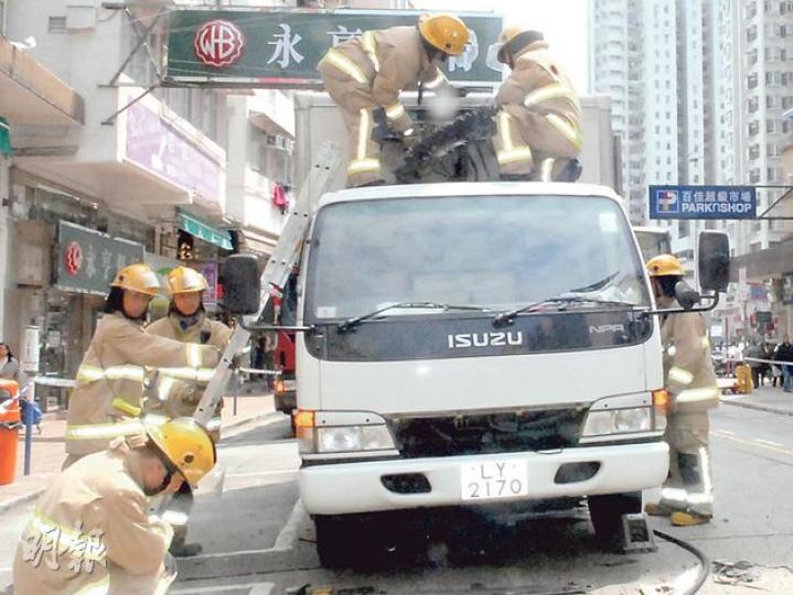消防員正在檢視爆炸的冷凍貨車,事件中碎片飛彈10米外擊傷兩名女途人。(鍾炳然攝) 消防員正在檢視爆炸的冷凍貨車,事件中碎片飛彈10米外擊傷兩名女途人。(鍾炳然攝)