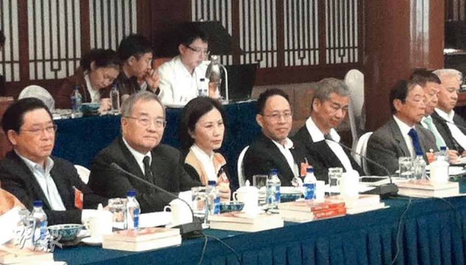 政協委員汪明荃(中)昨日出席政協分組討論時,要求政府就政改方案展開討論。其他政協包括湯顯明(右四)及林健鋒(左)。(黃振豪攝) 政協委員汪明荃(中)昨日出席政協分組討論時,要求政府就政改方案展開討論。其他政協包括湯顯明(右四)及林健鋒(左)。(黃振豪攝)