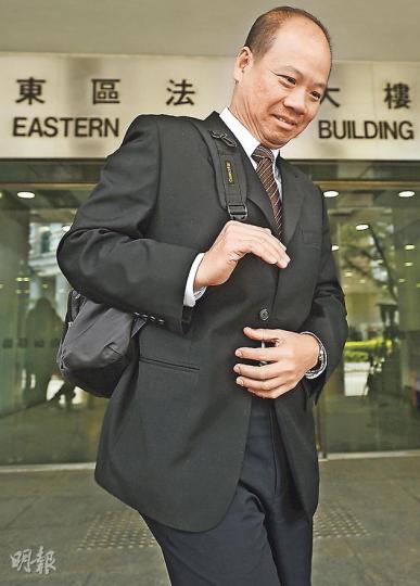 事發當天被派往火場增援的消防隊目王鎮強,沿前梯往天台期間,發現達7具屍體。在疏散天台住客後,王與隊員合力將屍體抬到花園街的臨時停屍間,其後參與辨認屍體程序。(余俊亮攝) 事發當天被派往火場增援的消防隊目王鎮強,沿前梯往天台期間,發現達7具屍體。在疏散天台住客後,王與隊員合力將屍體抬到花園街的臨時停屍間,其後參與辨認屍體程序。(余俊亮攝)