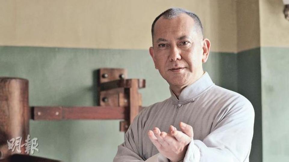 黃秋生於《葉問—終極一戰》中扮演葉問,入型入格。(微博圖片) 黃秋生於《葉問—終極一戰》中扮演葉問,入型入格。(微博圖片)