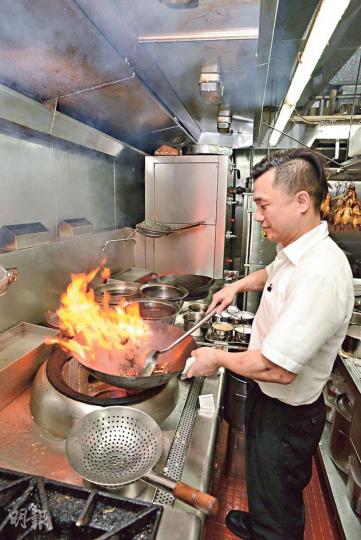 熱廚房裏師傅埋頭炒菜,因時控制火候,使出拋、爆、兜、炒本領,炒出一碟碟香氣誘人的鑊氣小菜。(葉思雅、陳淑安、林俊源攝)Paella de mariscos﹕先加入橄欖油、蒜蓉、番紅花、紅椒等調味,還有番茄醬、渾圓的Bomba米、龍蝦湯,後逐漸加入以橄欖油煎過的海鮮。平底鑊直接放在炭爐上高溫煮足大半小時,薄薄的飯底焦香,滲有微微煙熏香。($496/3人分量,B)(葉思雅、陳淑安、林俊源攝)Iberico pork paella﹕飯內混入伊比利亞豬肉,味道鹹香。($478/ 2人分量;B,不定時供應 熱廚房裏師傅埋頭炒菜,因時控制火候,使出拋、爆、兜、炒本領,炒出一碟碟香氣誘人的鑊氣小菜。(葉思雅、陳淑安、林俊源攝)Paella de mariscos﹕先加入橄欖油、蒜蓉、番紅花、紅椒等調味,還有番茄醬、渾圓的Bomba米、龍蝦湯,後逐漸加入以橄欖油煎過的海鮮。平底鑊直接放在炭爐上高溫煮足大半小時,薄薄的飯底焦香,滲有微微煙熏香。($496/3人分量,B)(葉思雅、陳淑安、林俊源攝)Iberico pork paella﹕飯內混入伊比利亞豬肉,味道鹹香。($478/ 2人分量;B,不定時供應
