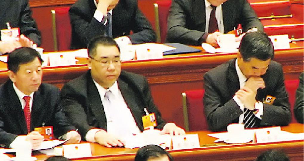 香港行政長官梁振英（右）和澳門行政長官崔世安（中）聽報告時神態各異。（明報記者攝）