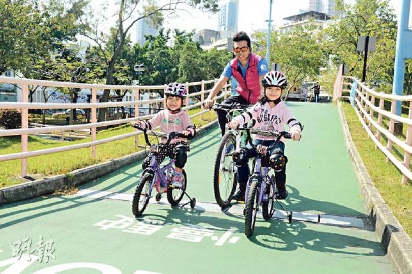 （陳淑安攝）家長可到單車亭為小朋友添購頭盔、護踭及護膝，以策安全。（陳淑安攝）何兆麟（左）提醒小朋友，如需減速和停車，需雙手按實左右兩邊的煞車掣。（陳淑安攝）認識道路標記及標誌，可保障踏單車人士及其他道路使用者的安全。（陳淑安攝）（陳淑安攝）（明報製圖）