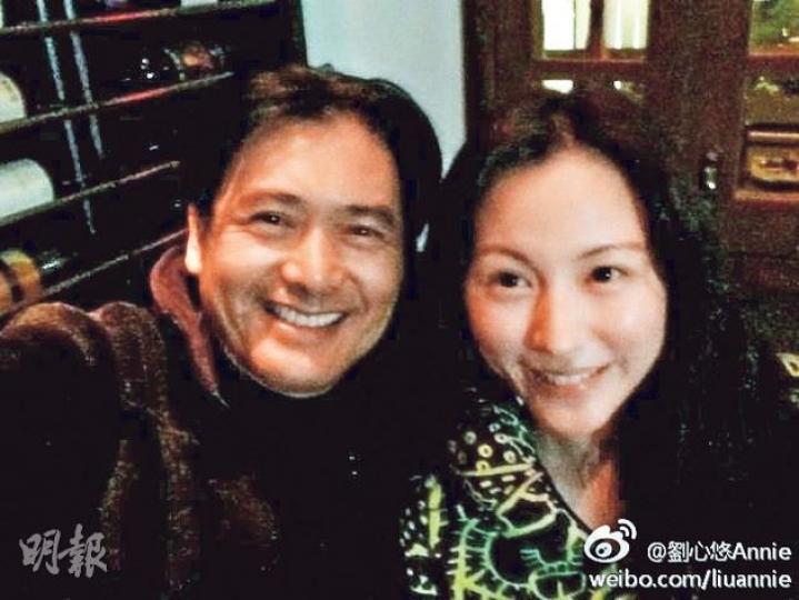 劉心悠難得與周潤發合照,興奮到連鏡頭都望錯。(微博圖片) 劉心悠難得與周潤發合照,興奮到連鏡頭都望錯。(微博圖片)