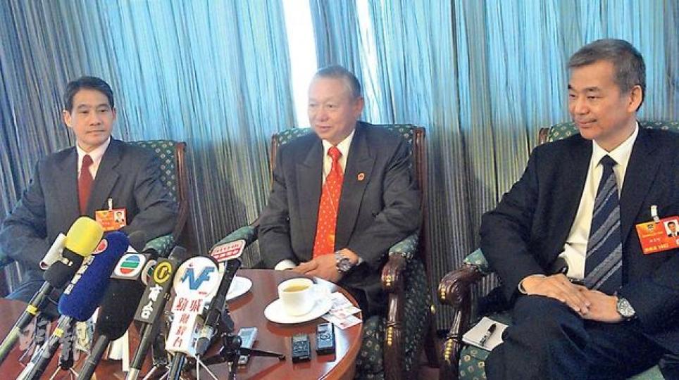 同樣紀律部隊出身嘅鄧竟成（左起）、李少光同湯顯明，家分別擔任政協委員、人大代表，噚日同記者講吓做新丁嘅感受。（黃振豪攝）