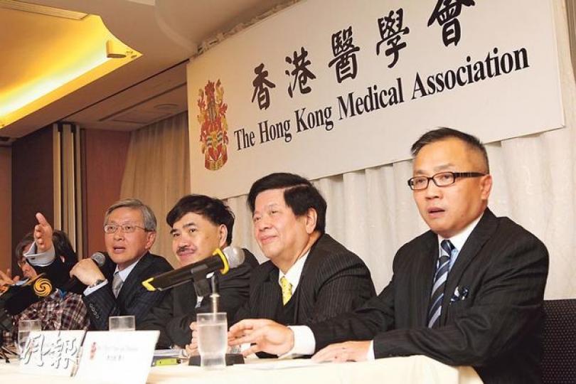 醫學會表態不支持政府劃一禁止3歲以下嬰兒奶粉賣廣告,促請政府將規管縮減至1歲以下,另行立法規管失實廣告。該會會長謝鴻興(左一)及副會長陳以誠(左二)同為兒科醫生。(林俊源攝) 醫學會表態不支持政府劃一禁止3歲以下嬰兒奶粉賣廣告,促請政府將規管縮減至1歲以下,另行立法規管失實廣告。該會會長謝鴻興(左一)及副會長陳以誠(左二)同為兒科醫生。(林俊源攝)