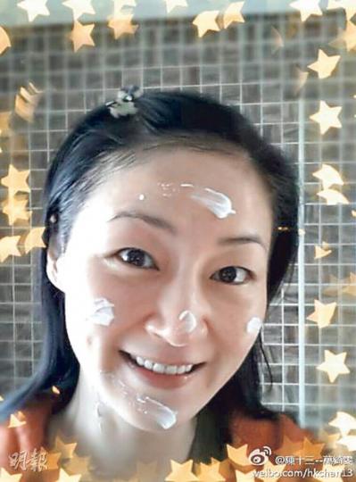 萬綺雯在微博上載一張素顏搽潤膚面霜的照片,42歲的她保養得宜。(微博圖片) 萬綺雯在微博上載一張素顏搽潤膚面霜的照片,42歲的她保養得宜。(微博圖片)