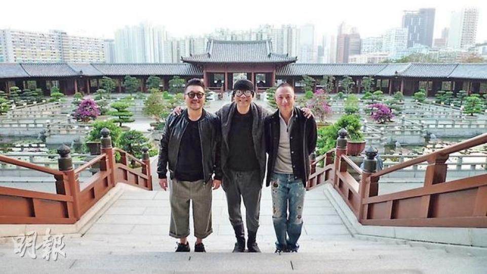 明顯清減了的歐陽震華(中),與谷德昭(左)及友人一起去志蓮淨苑食齋。(微博圖片) 明顯清減了的歐陽震華(中),與谷德昭(左)及友人一起去志蓮淨苑食齋。(微博圖片)