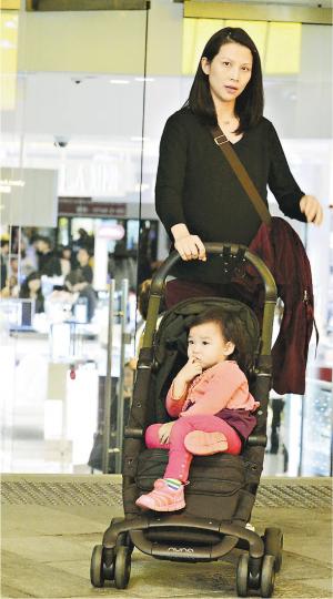 湯圓扭媽咪蔡少芬抱不成功,坐在BB車上咬手指。(攝影﹕梁榮達、黃梓烜、李維隆)蔡少芬拿英文兒童圖書教導,湯圓托着頭耐心聆聽。(攝影﹕梁榮達、黃梓烜、李維隆)蔡少芬細心挑選適合女兒的書籍,培養成才。(攝影﹕梁榮達、黃梓烜、李維隆)有女萬事足,蔡少芬望着湯圓在BB車天真活潑笑呵呵。(攝影﹕梁榮達、黃梓烜、李維隆)張晉前日以這個黑超、鬍鬚Look出街,被警察查身分證。(微博圖片) 湯圓扭媽咪蔡少芬抱不成功,坐在BB車上咬手指。(攝影﹕梁榮達、黃梓烜、李維隆)蔡少芬拿英文兒童圖書教導,湯圓托着頭耐心聆聽。(攝影﹕梁榮達、黃梓烜、李維隆)蔡少芬細心挑選適合女兒的書籍,培養成才。(攝影﹕梁榮達、黃梓烜、李維隆)有女萬事足,蔡少芬望着湯圓在BB車天真活潑笑呵呵。(攝影﹕梁榮達、黃梓烜、李維隆)張晉前日以這個黑超、鬍鬚Look出街,被警察查身分證。(微博圖片)
