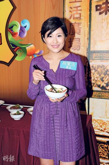 周家蔚昨日出席活動時忍不住口吃牛肉麵。減肥?食完才算吧。(攝影﹕鍾偉茵) 周家蔚昨日出席活動時忍不住口吃牛肉麵。減肥?食完才算吧。(攝影﹕鍾偉茵)