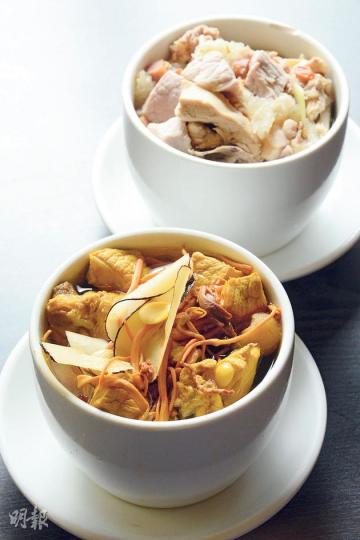上: 金華火腿魚肚燉湯、下: 蟲草花海底椰燉湯--燉湯每天共售60盅,售完即止。(各$38,煮廚) (陳淑安攝) 花膠鮮魚湯飯--湯底每天用鮮魚及花膠熬製四小時而成。($34,煮廚)(陳淑安攝) 星洲蝦湯麵--蝦湯用新鮮豬骨及大量海蝦熬製七小時,湯底豬骨味濃,散發陣陣鮮蝦清香。($38,煮廚)(陳淑安攝) 煮廚(陳淑安攝) 玻璃玫瑰花瓣mousse($75,Sense)(陳淑安攝) 煙熏木糠布甸($50,Sense)(陳淑安攝) Tiramisu盆栽--盆栽上的香草,純粹裝飾,不能食用。($45 上: 金華火腿魚肚燉湯、下: 蟲草花海底椰燉湯--燉湯每天共售60盅,售完即止。(各$38,煮廚) (陳淑安攝) 花膠鮮魚湯飯--湯底每天用鮮魚及花膠熬製四小時而成。($34,煮廚)(陳淑安攝) 星洲蝦湯麵--蝦湯用新鮮豬骨及大量海蝦熬製七小時,湯底豬骨味濃,散發陣陣鮮蝦清香。($38,煮廚)(陳淑安攝) 煮廚(陳淑安攝) 玻璃玫瑰花瓣mousse($75,Sense)(陳淑安攝) 煙熏木糠布甸($50,Sense)(陳淑安攝) Tiramisu盆栽--盆栽上的香草,純粹裝飾,不能食用。($45