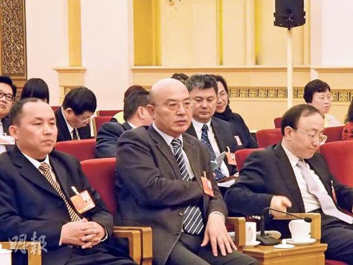 寶鋼集團總經理兼全國人大代表何文波（中）稱來港上市的計劃正按部就班進行，不會放棄來港上市的原定計劃。（明報記者攝）