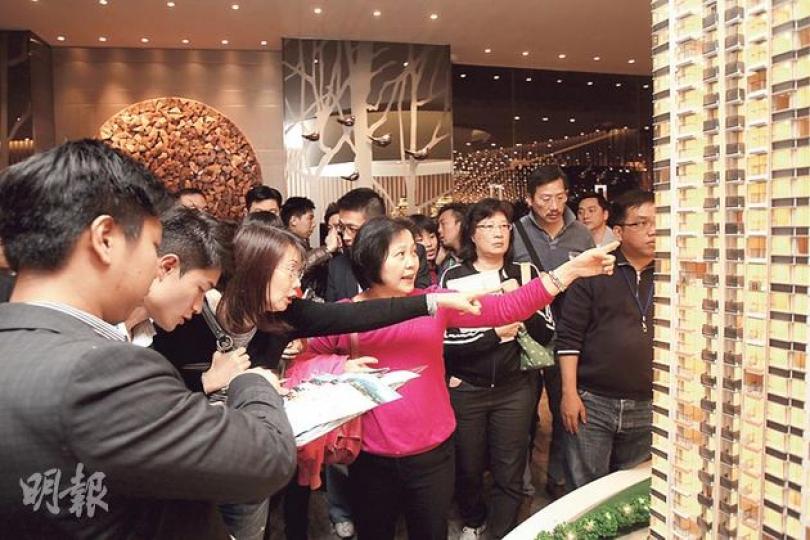 粉嶺新盤逸峯以入場費低於300萬元作招徠的策略似乎奏效，昨日吸引大批市民睇樓；恒地估計，上車客或分支家庭將佔買家比例的八成。（林俊源攝）