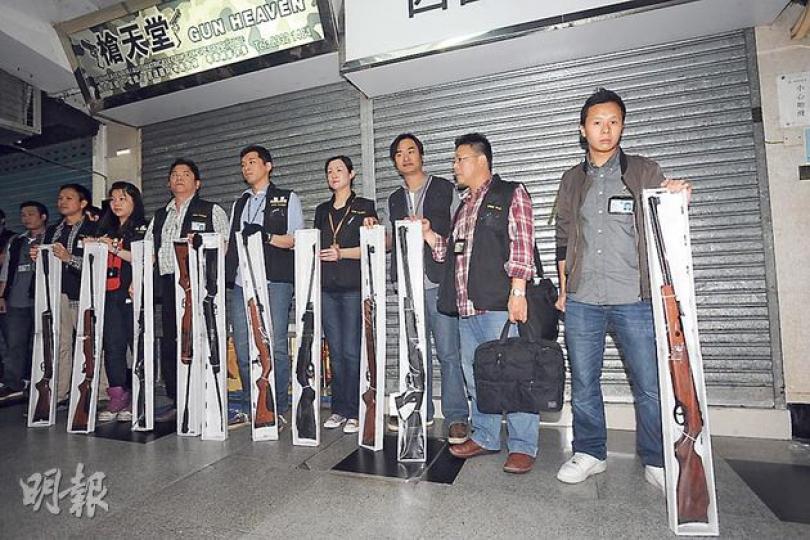 探員昨晚行動中，在廣華街目標模型槍舖內搜出一枝與天水圍槍擊案中同款的西班牙製長槍（右一），威力達到15焦耳，較法定2焦耳上限高出6.5倍。（樊銳昌攝）
