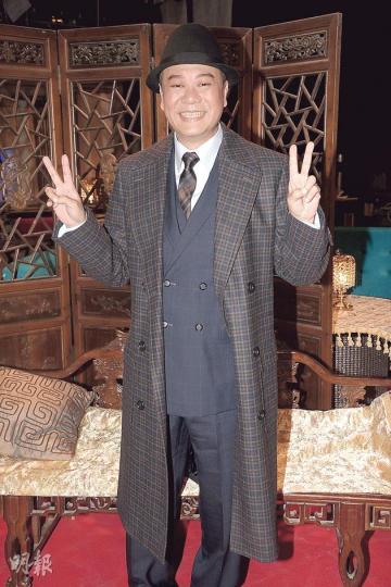 歐陽震華昨日復工拍《情逆三世緣》,精神奕奕的他雖然穿上西裝及大褸,不過大肚腩依然清晰可見。(攝影/記者:陳釗)關詠荷送膠喉警惕歐陽震華注意健康,黃智雯(前排右)、沈震軒(後排左)、敖嘉年(後排右)笑到見牙唔見眼。(攝影/記者:陳釗)關詠荷未能陪伴老公張家輝出席金像獎,但心裏會為他爭影帝打氣。(攝影/記者:陳釗) 歐陽震華昨日復工拍《情逆三世緣》,精神奕奕的他雖然穿上西裝及大褸,不過大肚腩依然清晰可見。(攝影/記者:陳釗)關詠荷送膠喉警惕歐陽震華注意健康,黃智雯(前排右)、沈震軒(後排左)、敖嘉年(後排右)笑到見牙唔見眼。(攝影/記者:陳釗)關詠荷未能陪伴老公張家輝出席金像獎,但心裏會為他爭影帝打氣。(攝影/記者:陳釗)